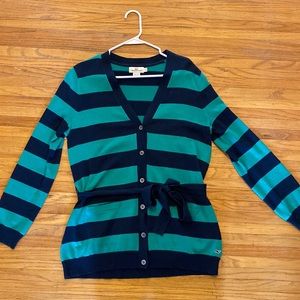 Vineyard vines oversized cardigan. Removable tie.Small front pockets. 26” length